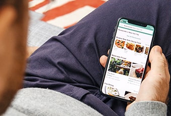 Logiciel de réservation consulté sur un mobile